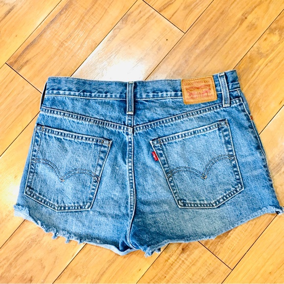 Levi Strauss blue denim shorts cut off distressed style summer 32 waist - Picture 5 of 6